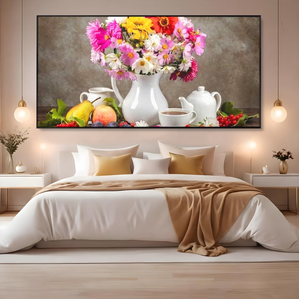 Tablou canvas cu natura moarta cu flori si fructe, in rama de aluminiu negru, pe perete intr-un dormitor